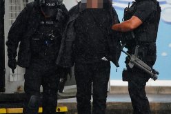 بريطانيا: اعتقال رجل مسلح احتجز رهائن داخل محطة بنزي