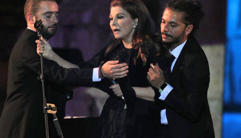 أول تعليق للفنانة ماجدة الرومي بعد تعرضها للإغماء فوق خشبة المسرح