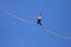 مشهد يقطع الأنفاس.. مغامر فرنسي يقطع مسافة 670 مترا على الحبل