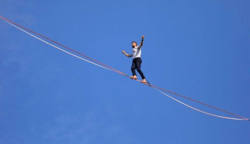 مشهد يقطع الأنفاس.. مغامر فرنسي يقطع مسافة 670 مترا على الحبل