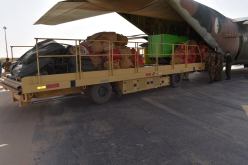 بالصور.. الجيش يشحن مساعدات إنسانية إلى دولة النيجر