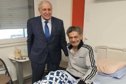 سفير الجزائر بفرنسا يطمئن على صحة الفنان القدير “صالح أوقروت”