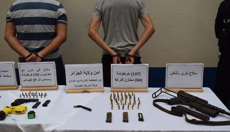 بالصور.. أمن العاصمة يحجز سلاحا رشاشا وذخيرة ومسدسا ناريا و”طازر” في باب الوادي
