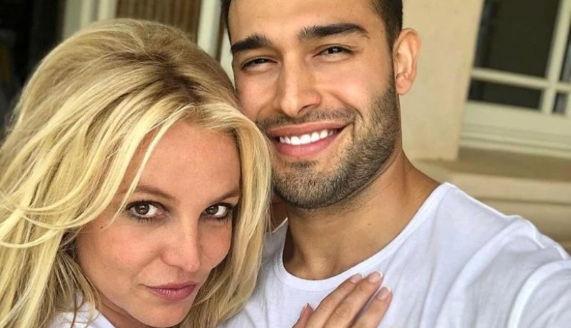 يصغرها بـ 12 عاما وإيراني الجنسية.. النجمة العالمية بريتني سبيرز تعلن خطوبتها