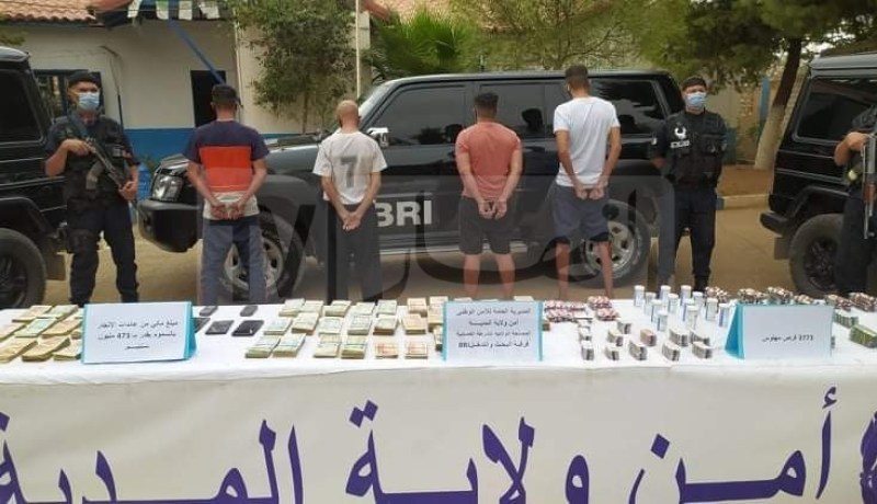 المدية : تفكيك شبكة مكونة من 4 أشخاص تروج المؤثرات العقلية وحجز 4000 قرص مهلوس واسترجاع 500 مليون سنتيم
