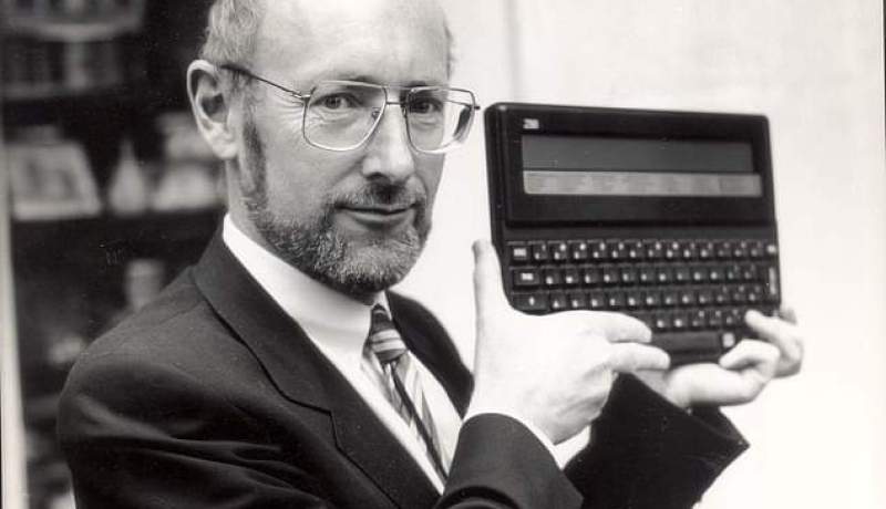 وفاة مخترع الآلة الحاسبة والكمبيوترات المنزلية رخيصة الثمن