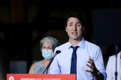 متظاهرون يرمون رئيس الوزراء الكندي بالحصى بسبب اجراءات كورونا