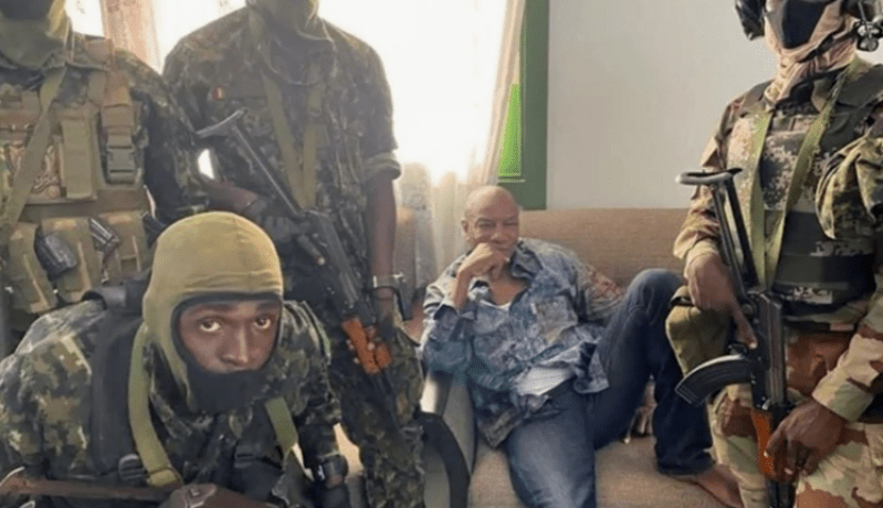 بالفيديو.. شاهد لحظة اعتقال رئيس غينيا بعد انقلاب عسكري وسط فرحة عارمة للشعب