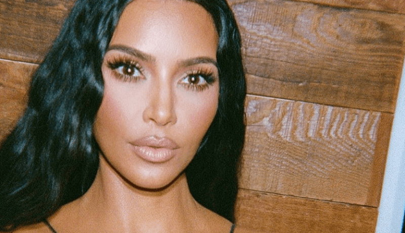 شاهد.. كيم كارداشيان بإطلالة غريبة وحديقة بـ60 مليون دولار لتحافظ على رشاقتها