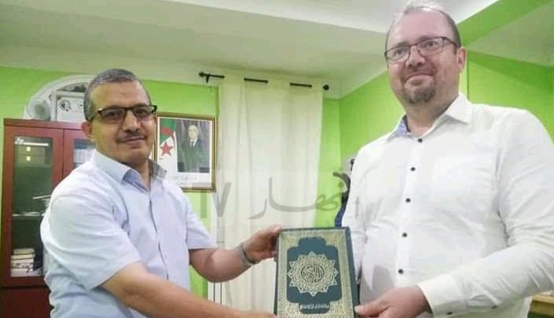 فرنسي ينطق بالشهادتين في تيزي وزو