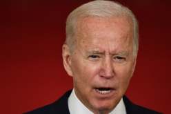 بالفيديو.. الرئيس الأمريكي يتعثر على سلم الطائرة