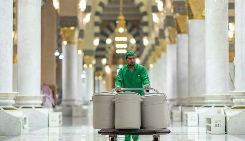 بعد رفعها عاماً ونصفاً.. حافظات زمزم تعود للمسجد النبوي