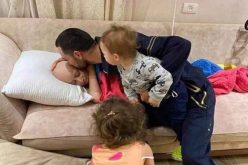 مشهد مؤلم.. فلسطيني يودّع طفله المريض بالسرطان قبل لحظات من إعتقاله