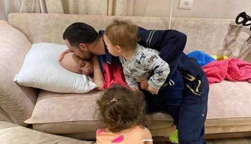 مشهد مؤلم.. فلسطيني يودّع طفله المريض بالسرطان قبل لحظات من إعتقاله