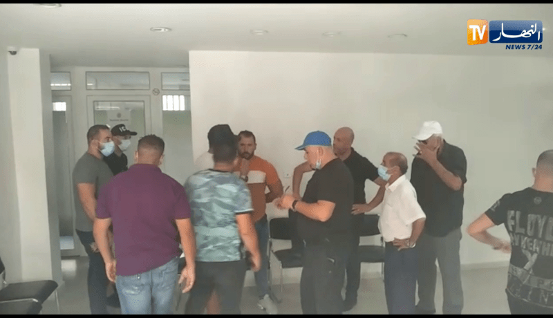 شاهد..ملال يرفض مغادرة مقر شبيبة القبائل
