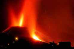 إسبانيا: بركان جزيرة لابالما يشتد وإغلاق المطار بسبب الحمم