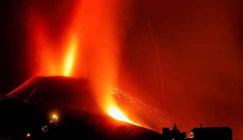 إسبانيا: بركان جزيرة لابالما يشتد وإغلاق المطار بسبب الحمم