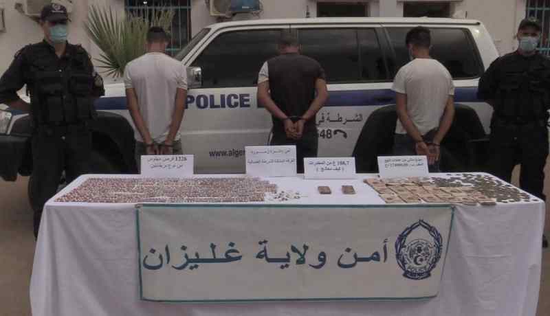 غليزان: الأمن يوقف 3 أشخاص ويحجز 1226 قرص مهلوس