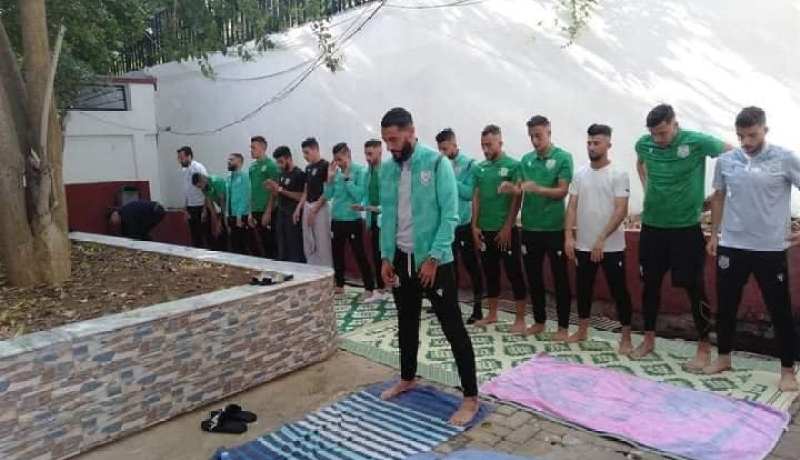 “صلاة الجمعة” تحدث أزمة بين اللاعبين والرابطة  