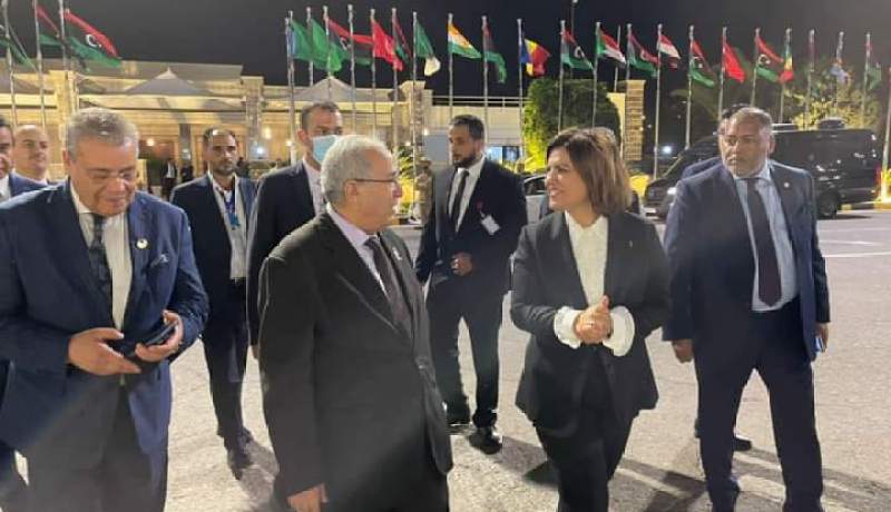 لعمامرة يغادر مطار معيتيقة بعد مشاركته في “مؤتمر استقرار ليبيا”