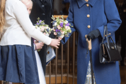 لأول مرة.. الملكة إليزابيث تستخدم عصا المشي