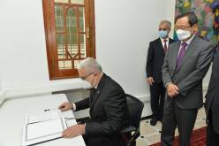 بالصور..بوغالي يوقع على سجل التعازي في وفاة الرئيس الكوري السابق