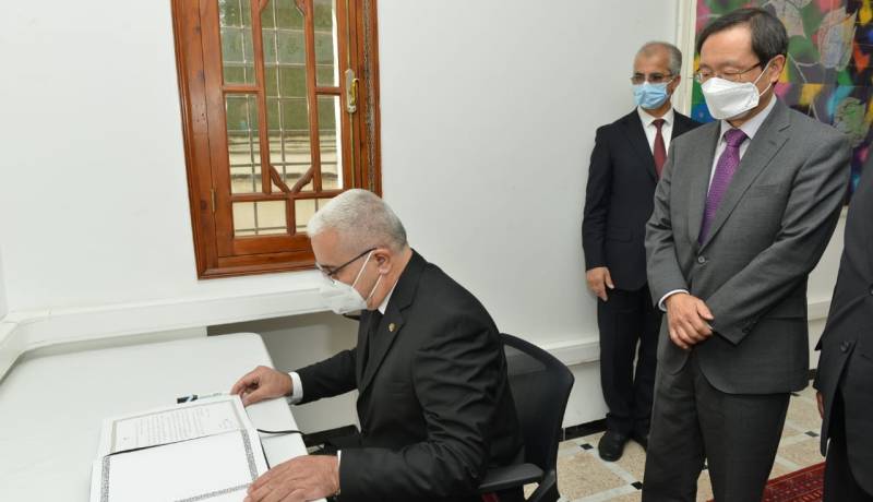 بالصور..بوغالي يوقع على سجل التعازي في وفاة الرئيس الكوري السابق