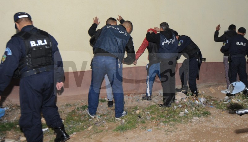 غليزان: الإطاحة بشبكة إجرامية سرقت سيارتين من محشر البلدي