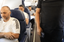 بالفيديو.. بلماضي يؤدي “صلاة المُسافر” خلال الرحلة الى النيجر