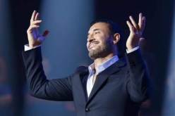 صورة لكاظم الساهر يفترش أرض المطار تقلب مواقع التواصل