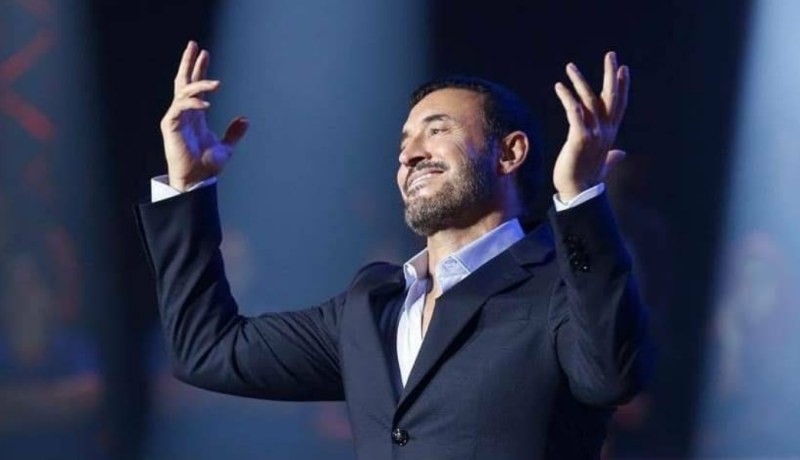 صورة لكاظم الساهر يفترش أرض المطار تقلب مواقع التواصل