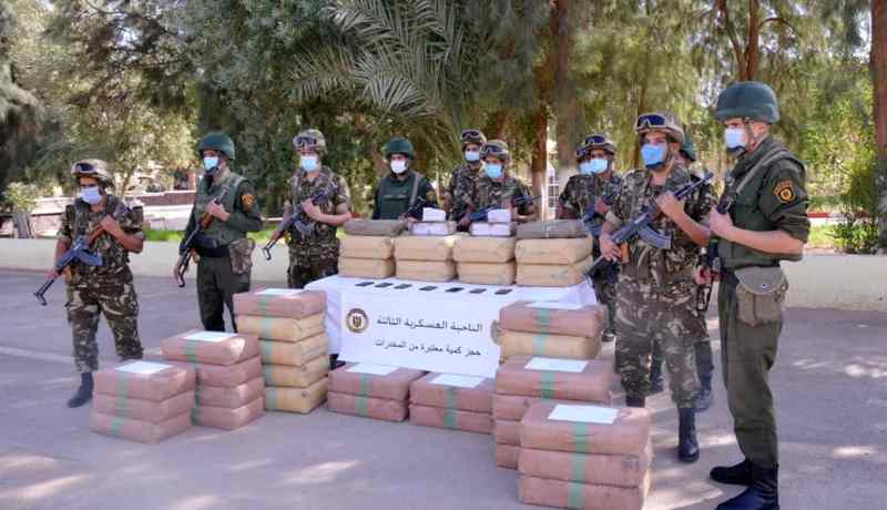 بالصور.. ضبط أكثر من 10 قناطير “زطلة” بالقرب من الحدود مع المغرب