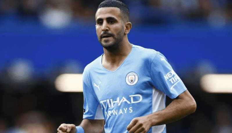 محرز يبدي تضامنه مع مناصر مانشستر سيتي