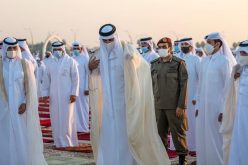 بالفيديو.. أمير قطر يؤدي صلاة الاستسقاء بعباءة مقلوبة