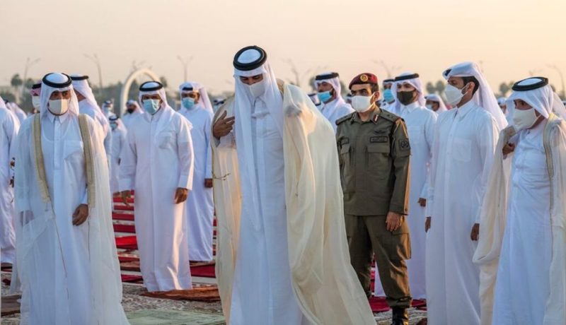 بالفيديو.. أمير قطر يؤدي صلاة الاستسقاء بعباءة مقلوبة