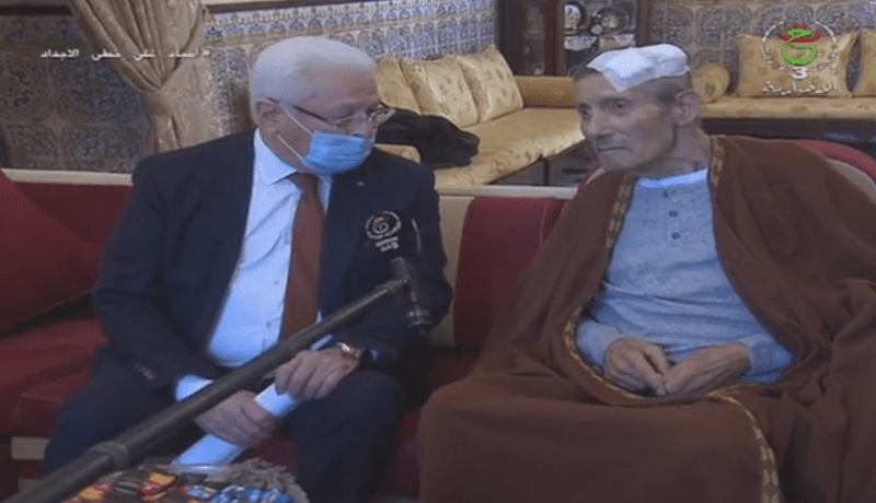 مستشار رئيس الجمهورية يزور المجاهد واللاعب السابق لكرة القدم عبد الحميد زوبا