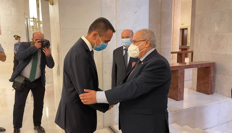 لعمامرة يجري مباحثات مع نظيره الإيطالي لويجي دي مايو