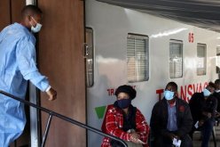 بسبب أوميكرون.. جنوب إفريقيا مستاءة وتندد بمعاقبة العالم لها