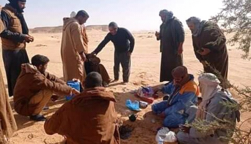 العثور على شاب تاه في صحراء ورڤلة على قيد الحياة وأمامه وصية كتبها لأمه!