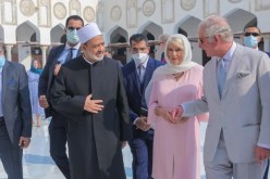 زوجة الأمير تشارلز ترتدي الحجاب في جامع الأزهر بمصر