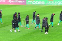 بالصور ..دخول لاعبي بوركينافاسو إلى أرضية مصطفى تشاكر