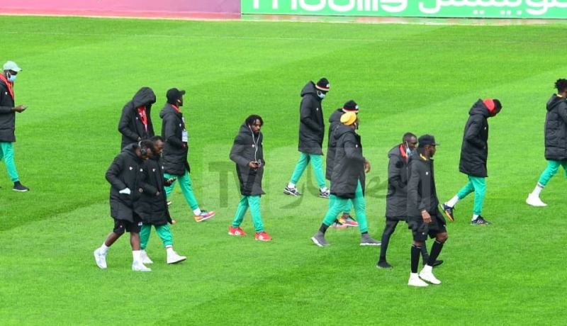 بالصور ..دخول لاعبي بوركينافاسو إلى أرضية مصطفى تشاكر