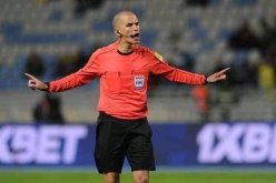 إشاعة وفاة حكم لقاء الجزائر بوركينافاسو.. غوميز يرد بطريقته الخاصة