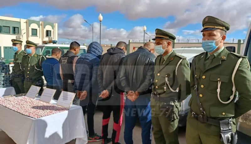 تيارت: توقيف 6 أشخاص يتاجرون بالخمور و الأقراص المهلوسة (صور)