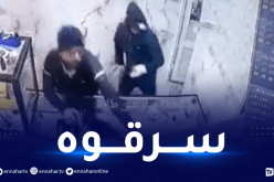 شاهد.. شابان يعتديان على صاحب محل مجوهرات ويسرقانه بخميس الخشنة
