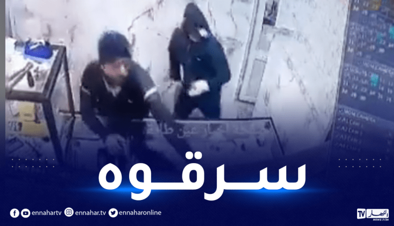 شاهد.. شابان يعتديان على صاحب محل مجوهرات ويسرقانه بخميس الخشنة