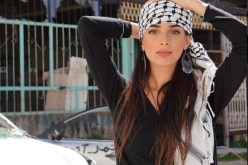 بالفيديو.. فنانة فلسطينية تظهر على كرسي متحرك في زفافها