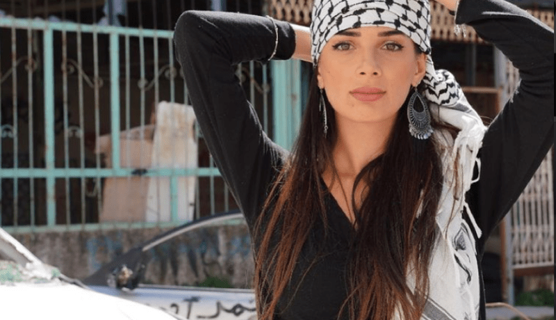 بالفيديو.. فنانة فلسطينية تظهر على كرسي متحرك في زفافها