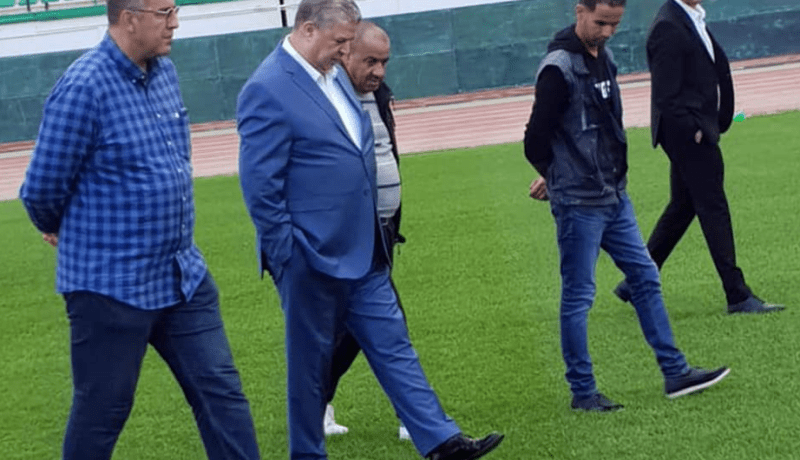 بالصور.. “تشاكر” جاهز لإستقبال الخضر وعمارة يتفقد أرضيته