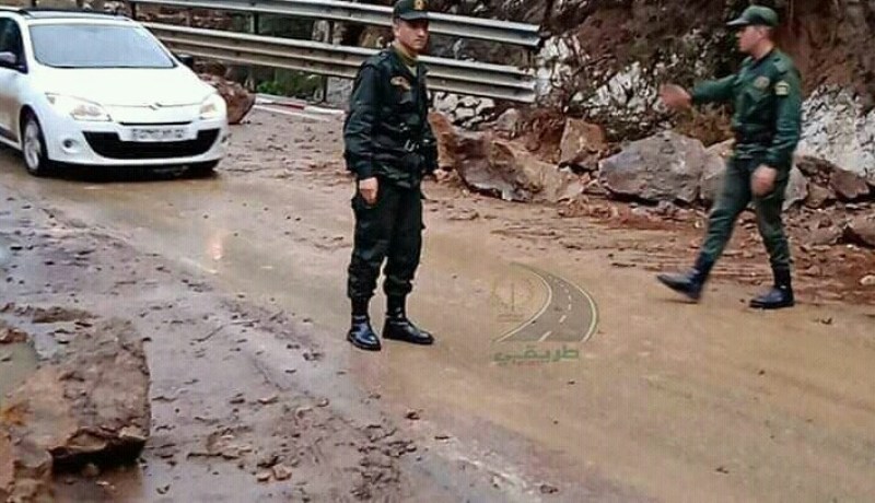 الشلف: التقلبات الجوية تتسبب في إنهيار صخري على طريق قيصر بتنس